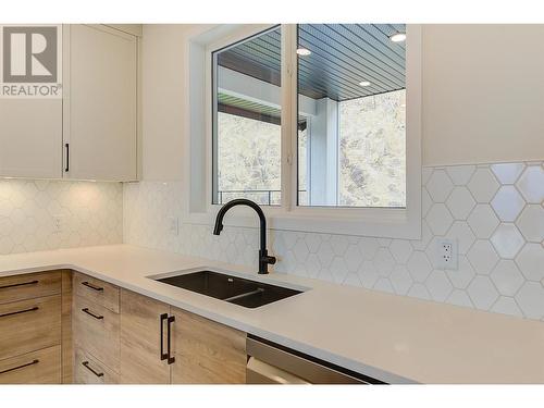 1229 Lone Pine Drive, Kelowna, BC - Indoor Photo Showing Kitchen With Double Sink With Upgraded Kitchen