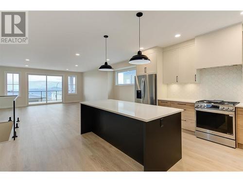 1229 Lone Pine Drive, Kelowna, BC - Indoor Photo Showing Kitchen With Upgraded Kitchen