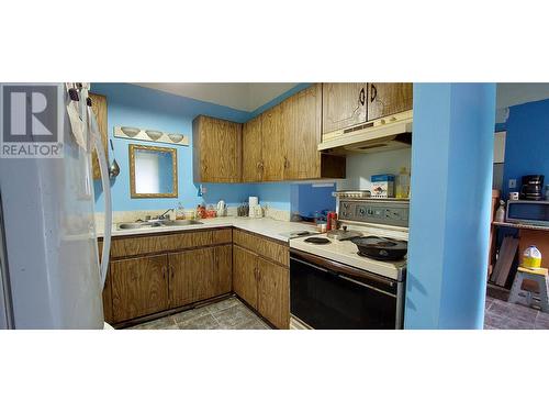 2991 Allison Road, Hagensborg, BC - Indoor Photo Showing Kitchen With Double Sink