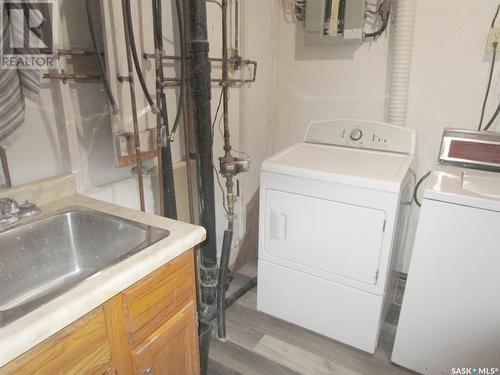 125 4Th Street W, Coronach, SK - Indoor Photo Showing Laundry Room