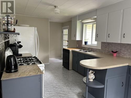 4046 Eagle Creek Road, 100 Mile House, BC - Indoor Photo Showing Kitchen With Double Sink