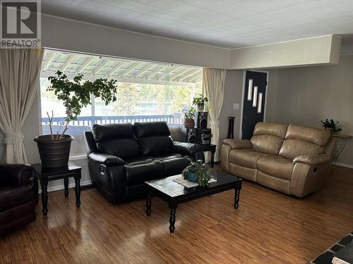 4046 Eagle Creek Road, 100 Mile House, BC - Indoor Photo Showing Living Room