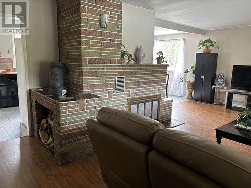 4046 Eagle Creek Road, 100 Mile House, BC - Indoor Photo Showing Living Room