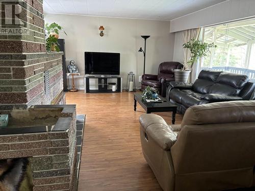 4046 Eagle Creek Road, 100 Mile House, BC - Indoor Photo Showing Living Room