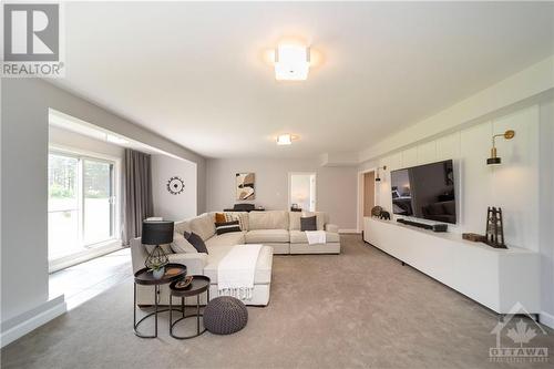 313 Moore Crescent, Kemptville, ON - Indoor Photo Showing Living Room