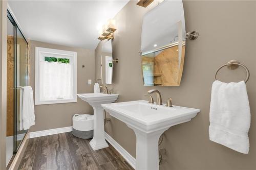 89 Fifty Road, Stoney Creek, ON - Indoor Photo Showing Bathroom