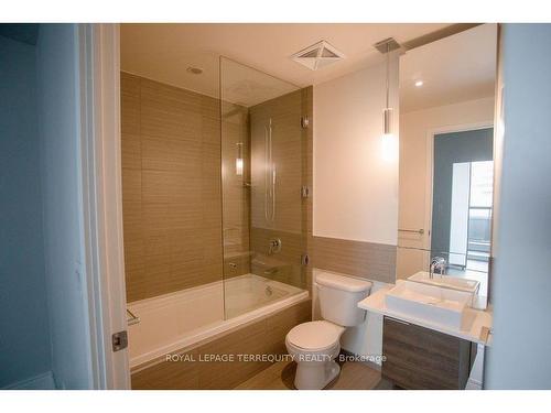 406-8 Charlotte St, Toronto, ON - Indoor Photo Showing Bathroom