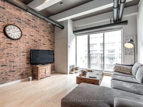303-766 King St W, Toronto, ON - Indoor Photo Showing Living Room