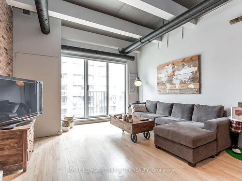 303-766 King St W, Toronto, ON - Indoor Photo Showing Living Room