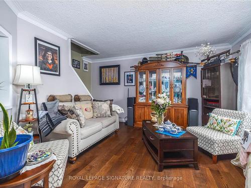 4367 Lawrence Ave E, Toronto, ON - Indoor Photo Showing Living Room