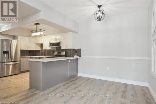 102 - 162 Reynolds Street, Oakville (1013 - Oo Old Oakville), ON - Indoor Photo Showing Kitchen