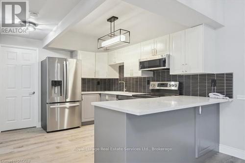 102 - 162 Reynolds Street, Oakville (1013 - Oo Old Oakville), ON - Indoor Photo Showing Kitchen With Upgraded Kitchen