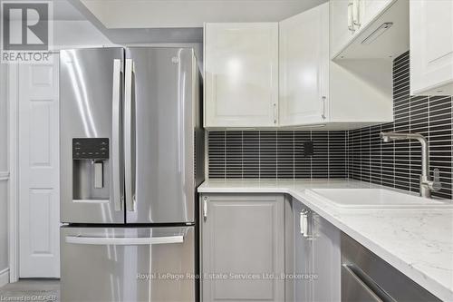 102 - 162 Reynolds Street, Oakville (1013 - Oo Old Oakville), ON - Indoor Photo Showing Kitchen With Upgraded Kitchen