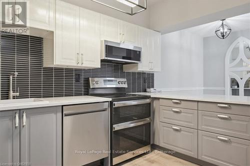 102 - 162 Reynolds Street, Oakville (1013 - Oo Old Oakville), ON - Indoor Photo Showing Kitchen