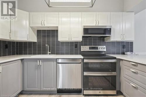 102 - 162 Reynolds Street, Oakville (1013 - Oo Old Oakville), ON - Indoor Photo Showing Kitchen With Upgraded Kitchen