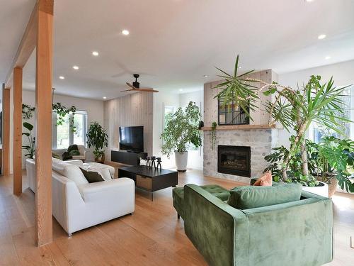 Salon - 10 Av. Des Buses, Saint-Sauveur, QC - Indoor Photo Showing Living Room With Fireplace