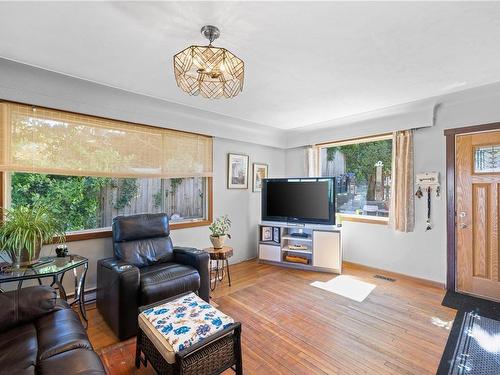 2529 Island Hwy East, Nanoose Bay, BC - Indoor Photo Showing Living Room