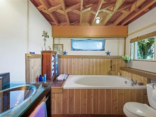 2529 Island Hwy East, Nanoose Bay, BC - Indoor Photo Showing Bathroom