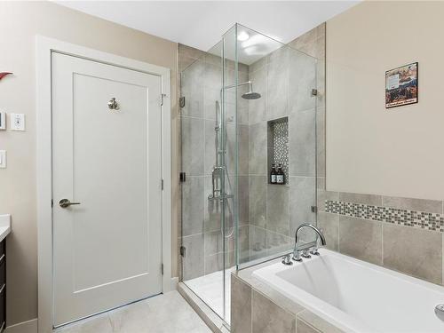 303-439 College Rd, Qualicum Beach, BC - Indoor Photo Showing Bathroom