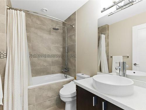 303-439 College Rd, Qualicum Beach, BC - Indoor Photo Showing Bathroom