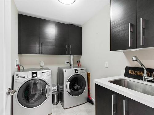 303-439 College Rd, Qualicum Beach, BC - Indoor Photo Showing Laundry Room