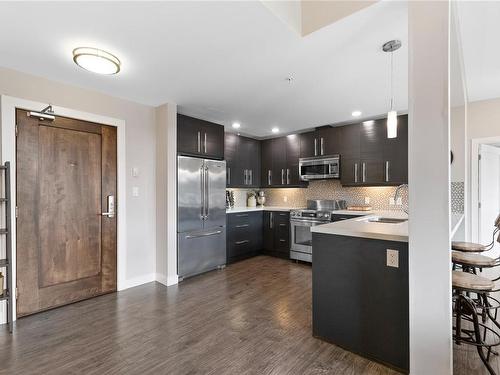 303-439 College Rd, Qualicum Beach, BC - Indoor Photo Showing Kitchen With Stainless Steel Kitchen With Upgraded Kitchen