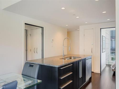 401-708 Burdett Ave, Victoria, BC - Indoor Photo Showing Kitchen With Double Sink