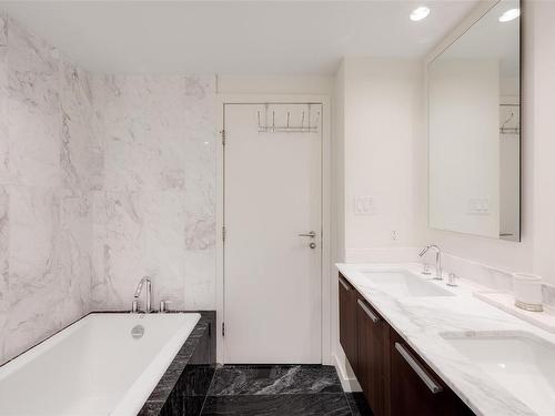 401-708 Burdett Ave, Victoria, BC - Indoor Photo Showing Bathroom