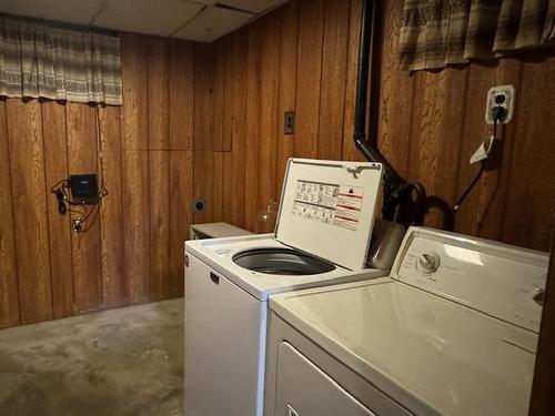813 Gore St W, Thunder Bay, ON - Indoor Photo Showing Laundry Room