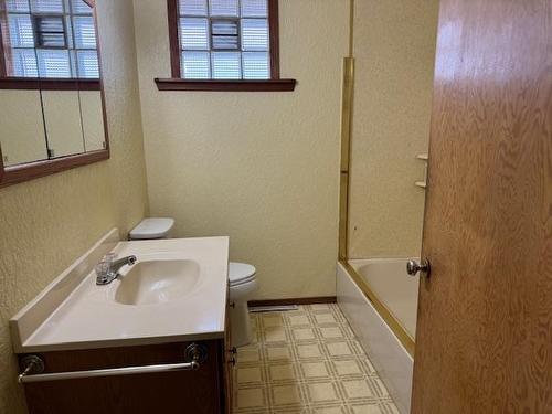 813 Gore St W, Thunder Bay, ON - Indoor Photo Showing Bathroom