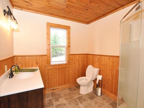 27 Little Sand Lake, District Of Kenora, ON - Indoor Photo Showing Bathroom