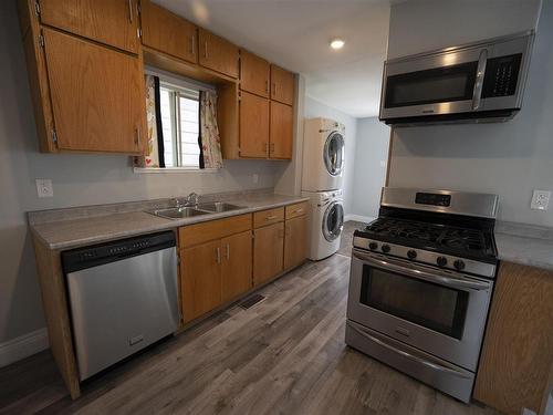 126 Amelia Street West, Thunder Bay, ON - Indoor Photo Showing Kitchen With Double Sink
