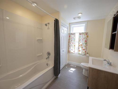 126 Amelia Street West, Thunder Bay, ON - Indoor Photo Showing Bathroom