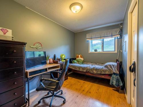 1460 Heffley Louis Cr Rd, Kamloops, BC - Indoor Photo Showing Bedroom
