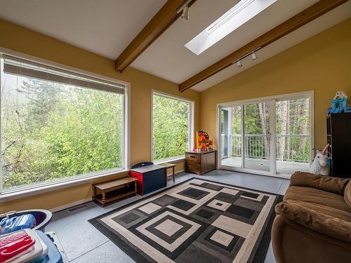 1460 Heffley Louis Cr Rd, Kamloops, BC - Indoor Photo Showing Living Room