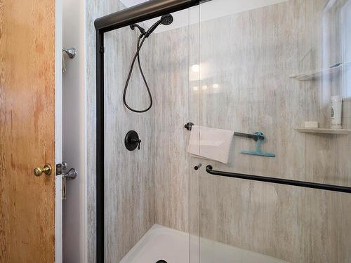 935 Schreiner Street, Kamloops, BC - Indoor Photo Showing Bathroom