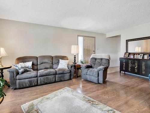 935 Schreiner Street, Kamloops, BC - Indoor Photo Showing Living Room