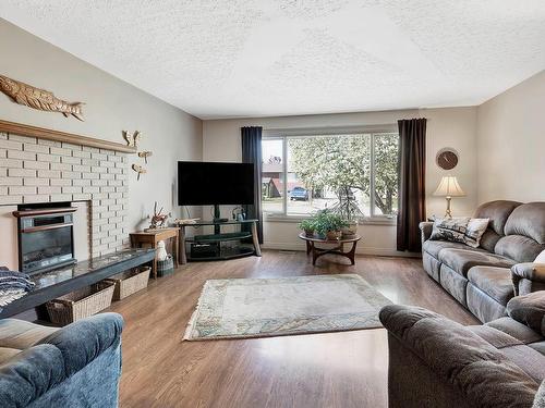 935 Schreiner Street, Kamloops, BC - Indoor Photo Showing Living Room With Fireplace
