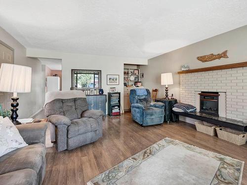 935 Schreiner Street, Kamloops, BC - Indoor Photo Showing Living Room With Fireplace
