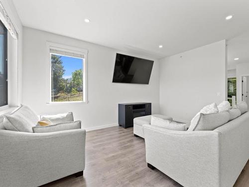 101-1799 Babine Ave, Kamloops, BC - Indoor Photo Showing Living Room