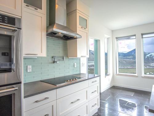 2304 Saddleback Drive, Kamloops, BC - Indoor Photo Showing Kitchen With Upgraded Kitchen