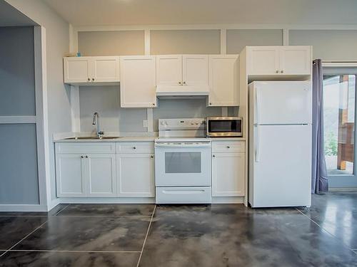 2304 Saddleback Drive, Kamloops, BC - Indoor Photo Showing Kitchen