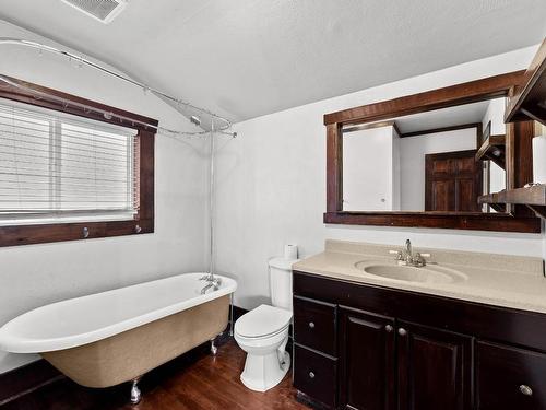644 Pleasant Street, Kamloops, BC - Indoor Photo Showing Bathroom