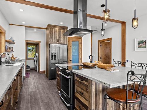 2524 Harper Ranch Pinan, Kamloops, BC - Indoor Photo Showing Kitchen With Upgraded Kitchen