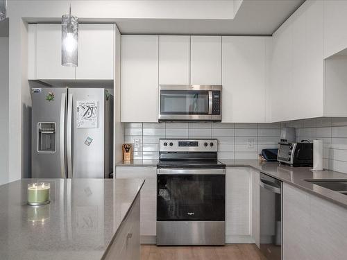 419-4830 Cedar Ridge Pl, Nanaimo, BC - Indoor Photo Showing Kitchen With Upgraded Kitchen