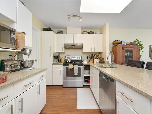 27-4125 Interurban Rd, Saanich, BC - Indoor Photo Showing Kitchen With Double Sink