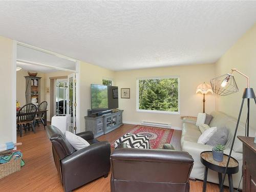 27-4125 Interurban Rd, Saanich, BC - Indoor Photo Showing Living Room