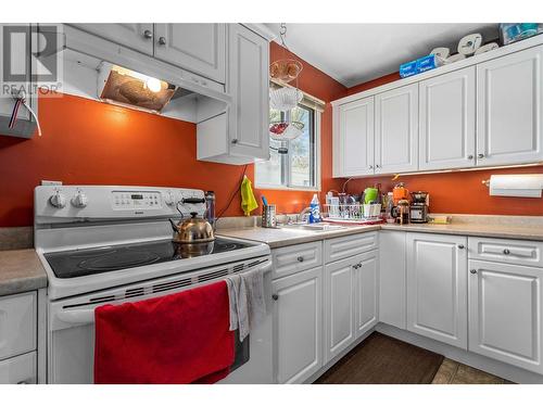 805-807 Mitchell Road, Kelowna, BC - Indoor Photo Showing Kitchen