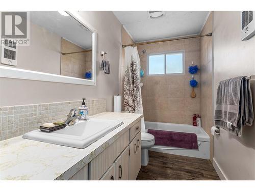 805-807 Mitchell Road, Kelowna, BC - Indoor Photo Showing Bathroom