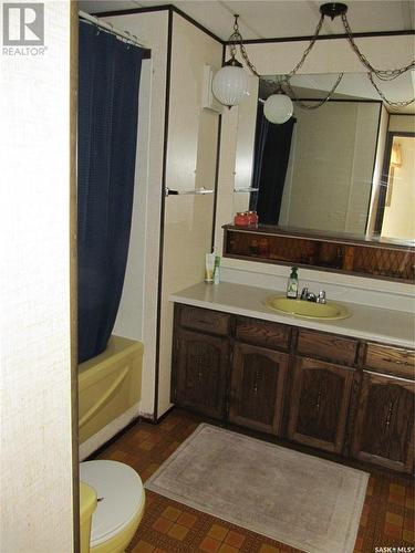 4 Highland Avenue, Bayview Heights, Jackfish Murray, SK - Indoor Photo Showing Bathroom